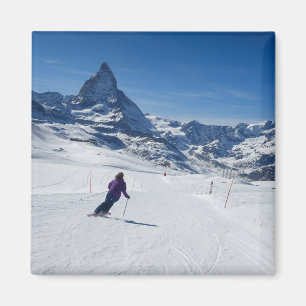 Aimant Skiant avec Mt. Matterhorn dans Zermatt, la Suisse