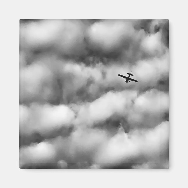Aimant Small Airplane Flying in Cloudy Sky Photo (Devant)