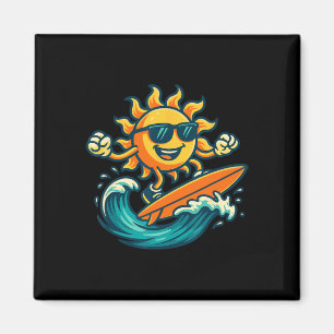 Aimant Soleil de dessin animé surfant sur la vague de pla