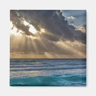 Aimant Soleil Traversant Les Nuages Au-Dessus De La Mer