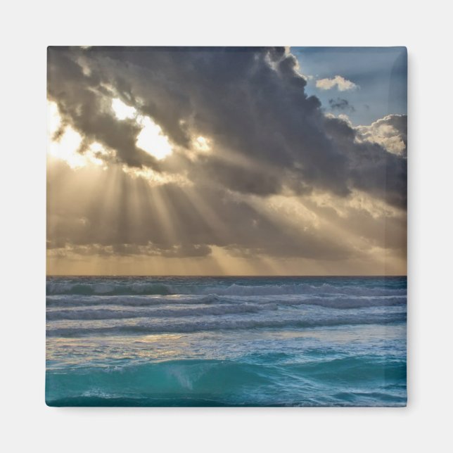 Aimant Soleil Traversant Les Nuages Au-Dessus De La Mer (Devant)