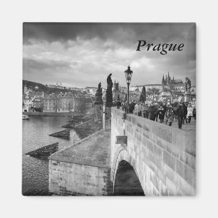 Aimant sur le pont de Charles sous un ciel orageux à