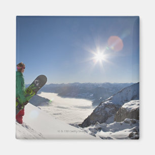 Aimant Surfeur regardant à partir du dessus de montagne