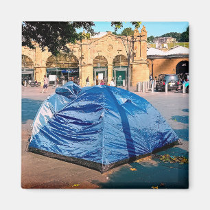 Aimant Tente à l'extérieur de la gare