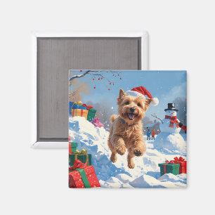 Aimant Terrier Wheaten courant dans la neige avec un chap
