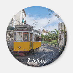 Aimant Tramway jaune rétro dans la rue à Lisbonne, Portug