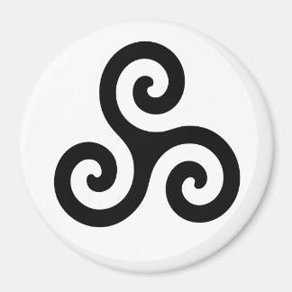 Aimant Triskele à trois spirales celtique noir sur blanc