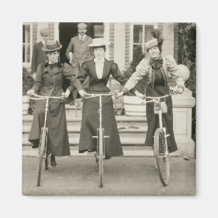 Aimant Trois femmes sur des bicyclettes, les années 1900
