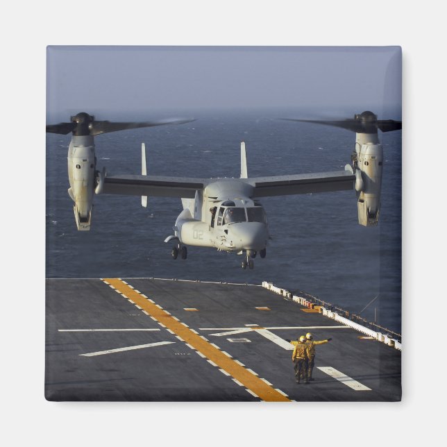 Aimant Un aéronef V-22 Osprey se prépare à atterrir (Devant)