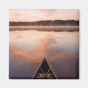 Aimant Un canoë repose sur la rive du lac Pawtuckaway