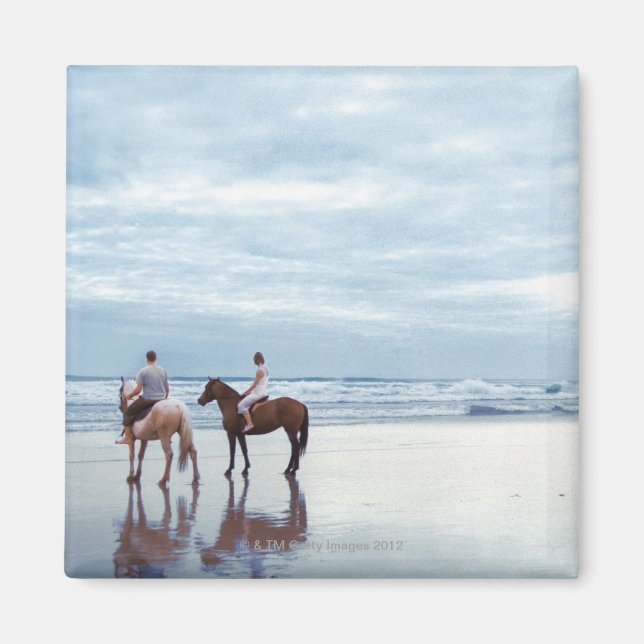 Aimant Un couple à cheval sur la plage de Parkiri à New (Devant)