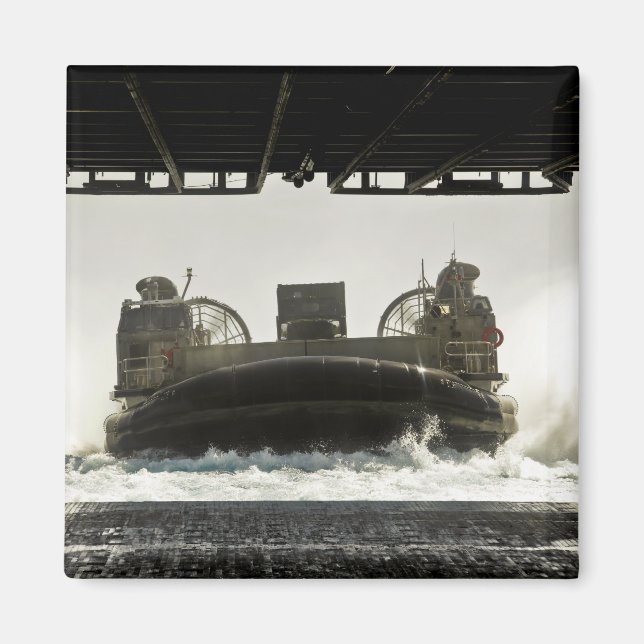 Aimant Un coussin d'air d'embarcation de débarquement se  (Devant)