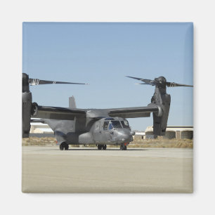 Aimant Un CV-22 Osprey se prépare au décollage