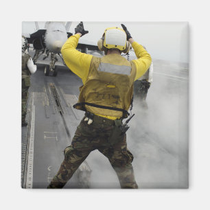 Aimant Un directeur d'aéronef signale un F/A-18C Hornet