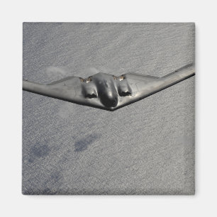 Aimant Un esprit B-2 vole au-dessus de l'océan pacifique