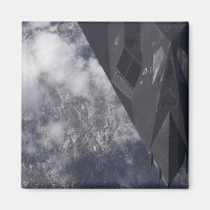 Aimant Un F-117A Nighthawk survole la montagne