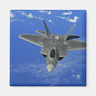Aimant Un F-22 Raptor de l'US Air Force en vol près de Gu