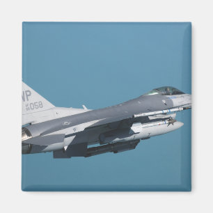 Aimant Un faucon F-16 de combat en vol