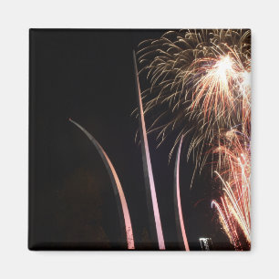 Aimant Un feu d'artifice illumine le mémorial de la Force