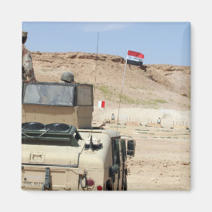 Aimant Un instructeur regarde comme un soldat de l'armée 