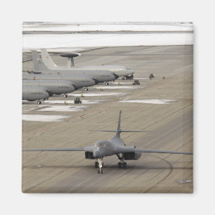 Aimant Un Lancer B-1B arrive à la base aérienne d'Eielson
