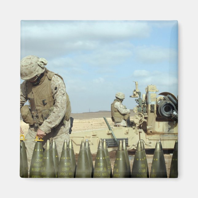 Aimant Un marine américain prépare les obus d'obusier à t (Devant)