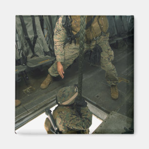 Aimant Un Marine envoie un autre Marine dans l'enfer qui