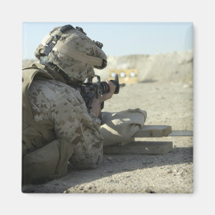 Aimant Un Marine lance un fusil de service M16A2