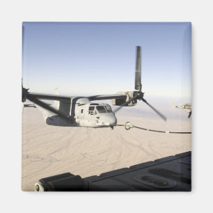Aimant Un MV-22 Osprey ravitaille le mi-vol
