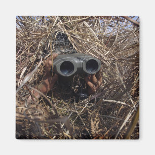 Aimant Un observateur de scouts pratique la technique d'o