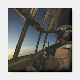 Aimant Un pilote de C-130 Hercules scanne l'horizon