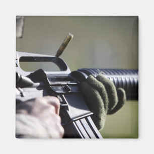 Aimant Un rond vole de la chambre d'un M-16A2