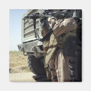 Aimant Un soldat fournit la sécurité pour des marines