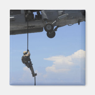 Aimant Un technicien explosif de disposition d'ordonnance