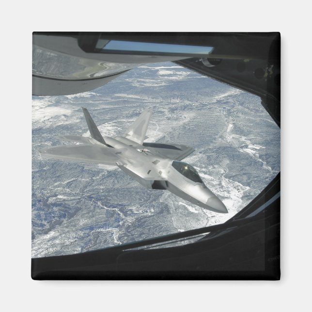 Aimant Une banque F-22 Raptor loin d'un KC-135 (Devant)