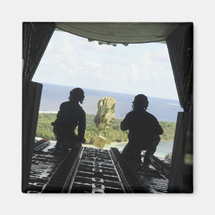 Aimant Une boîte de biens humanitaires