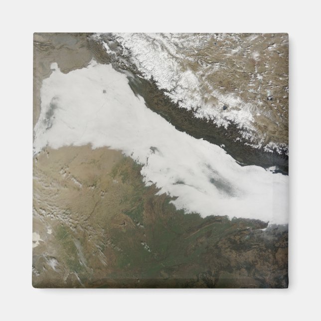 Aimant Une épaisse rive de nuages bas (Devant)