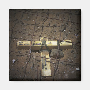 Aimant Une équipe de réparation de route place une croix