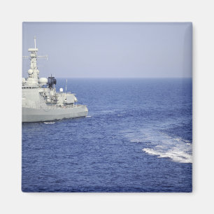 Aimant Une équipe portugaise de marine dans un bateau