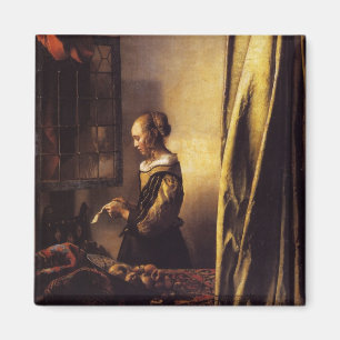 Aimant Une fille lisant une lettre à une fenêtre ouvert