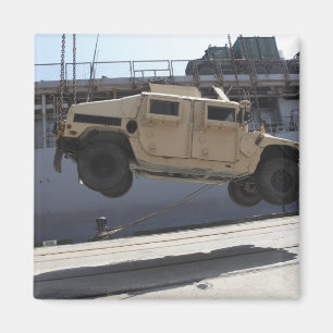 Aimant Une grue soulève un M998 Humvee