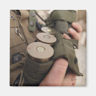 Aimant Une marine berce des poignées de grenades de 40