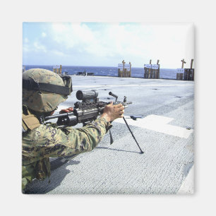 Aimant Une marine des USA ajustant son arme