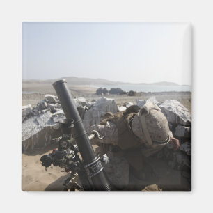 Aimant Une marine des USA met le feu à un mortier dans