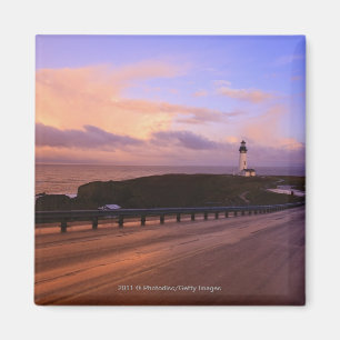 Aimant Une route et un phare le long de la côte au