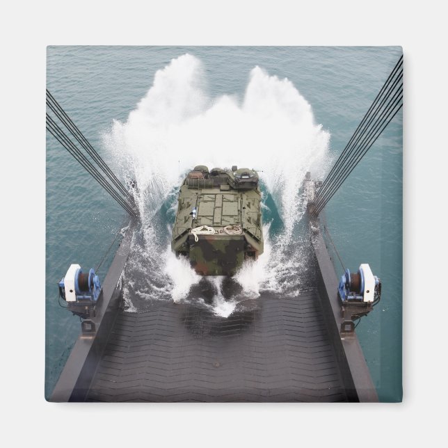 Aimant Véhicules d'assaut amphibies débarquent de USNS (Devant)