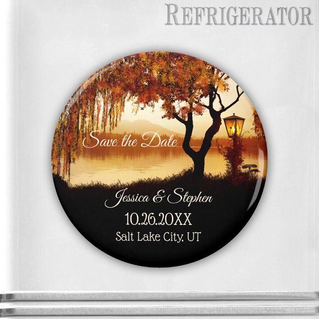 Aimant Vue de l'arbre d'automne sur le lac Enregistrer l' (A fall Save the Date magnet featuring a colorful autumn tree and festive lantern overlooking a lake.)