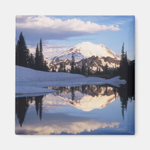 Aimant WA, Mt. Rainier NP, Mt. Rainier et nuages