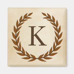 Aimant Wreath Laurel sur le monogramme de parchemin Initi