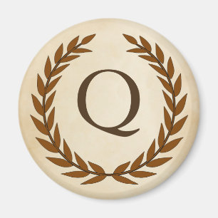 Aimant Wreath Laurel sur le monogramme de parchemin Q ini